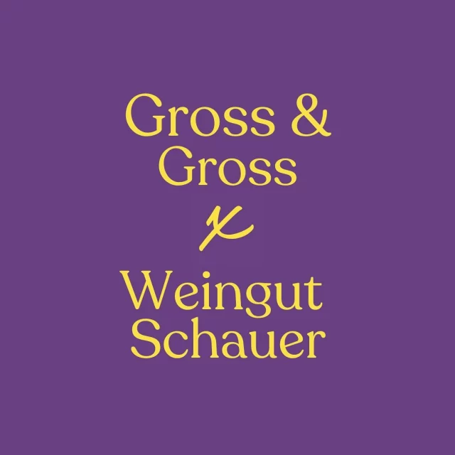 Hip-hip hurra unsere neuen Freundeskreis-Pakete sind da! 🌟🥳💜Geschnürt haben wir sie gemeinsam mit unseren Freunden vom @weingut_schauer und @weingut_firmenich . ⬇️ Die zwei Schauer-Brüder und Johannes Firmenich sind genau so umtriebig wie wir vier und tüfteln auch lieber gemeinsam statt einsam an neuen Projekten. Den Tea Royal No. 7 und No. 9 – ein alkoholfreier Sprudel aus ausgewählten Tees, Kräutern und Gewürzen – haben die Schauers zusammen mit Johannes Firmenich vom gleichnamigen Weingut, kreiert. Lieben wir! 🌟🎄📦 Paket Zero Blanc 🥂 Wenn Tee und Saft auf Sprudel treffen. Weißer Trinkgenuss ohne Prozente! Paket Zero Rosé 🌹 Wenn alkoholfrei die rosarote Brille trägt, dann knallen die Korken 🍾🌟 @flein.sortenrein #grossundgross #freundeskreis #friendship #geschwisterundderwein